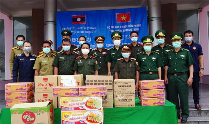 Central province presents food and medical supplies to Lao border guard